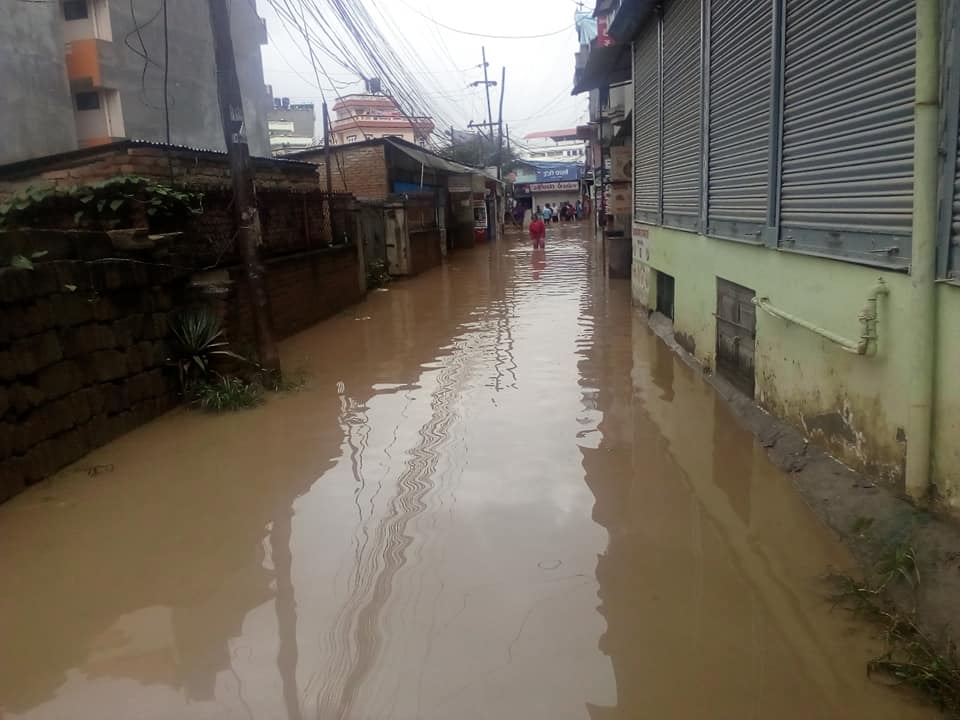 ललितपुर : विद्यालय बन्द, सम्पर्कविच्छेद, यातायात अवरुद्ध