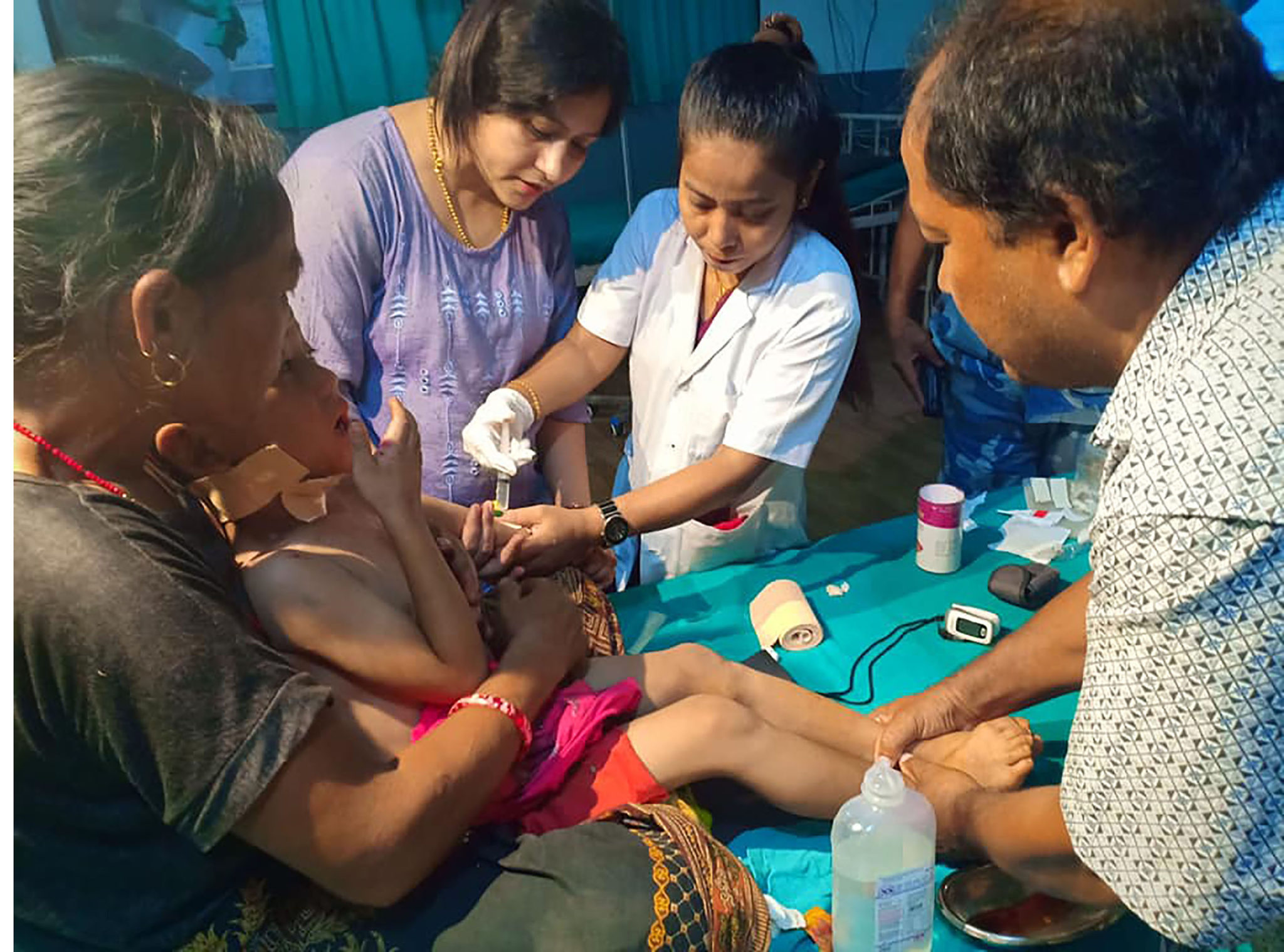 चितुवाको आक्रमणबाट घाइते बालकलाई सहयोग