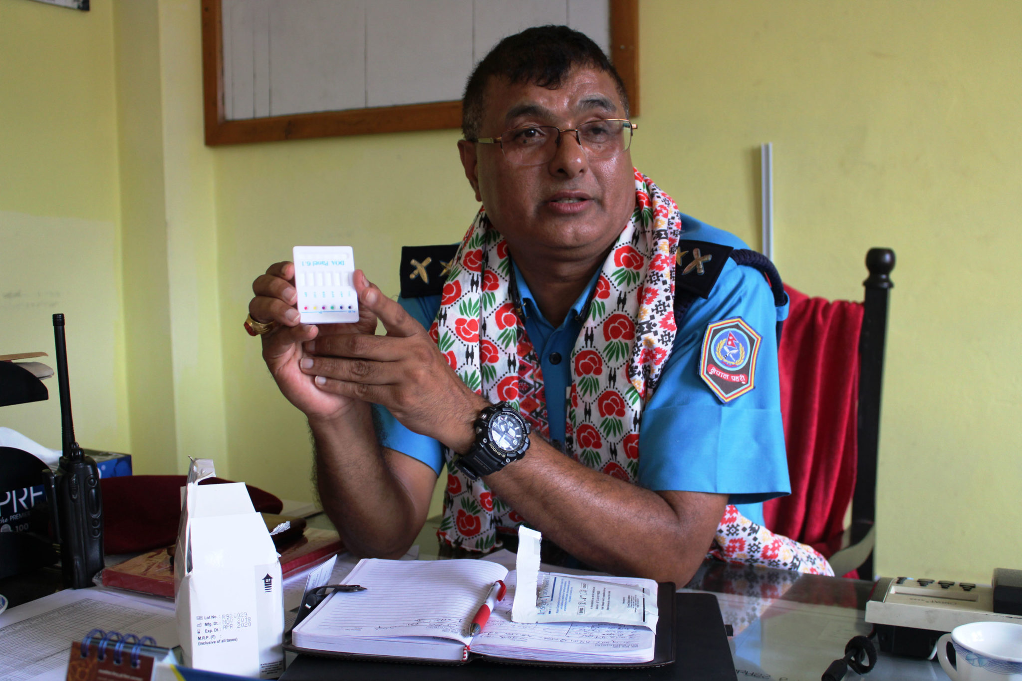 लापसे परीक्षण गर्दै प्रहरी