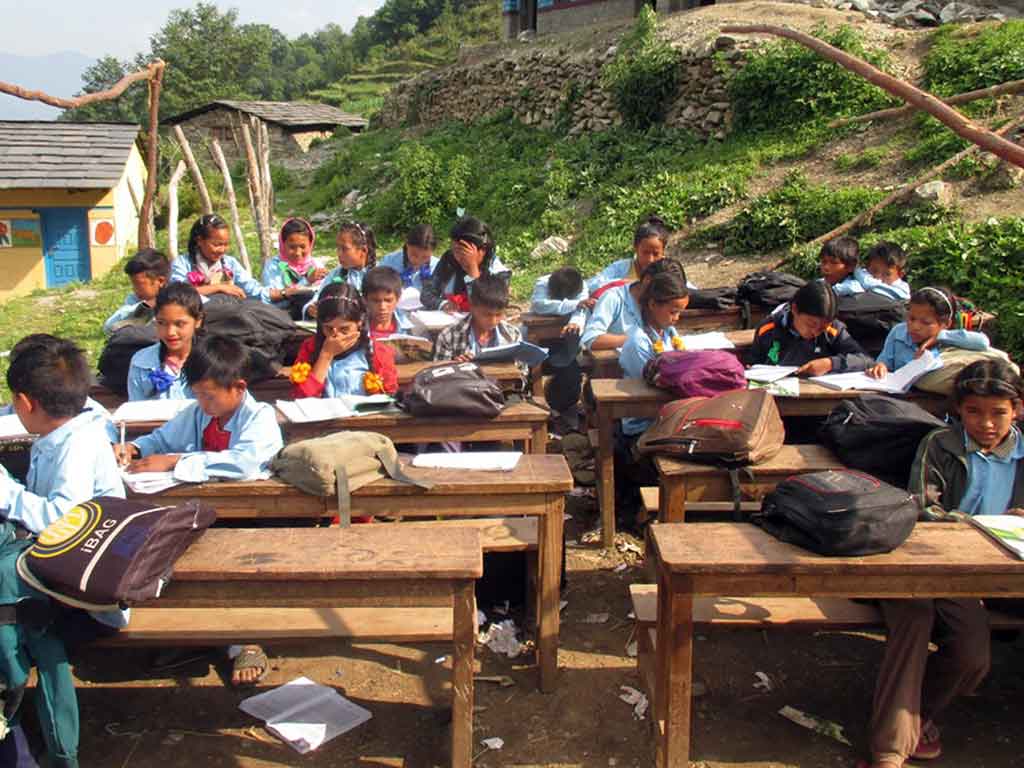 त्रिपालमुनि पढ्दै विद्यार्थी