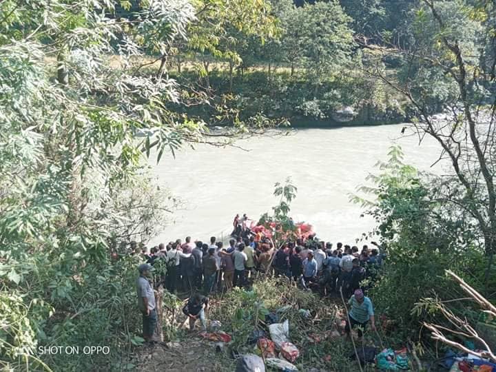 दोलखाबाट आउँदै गरेको यात्रुबस सुनकोशीमा खस्यो, ६ यात्रुको निधन भएको आशंका