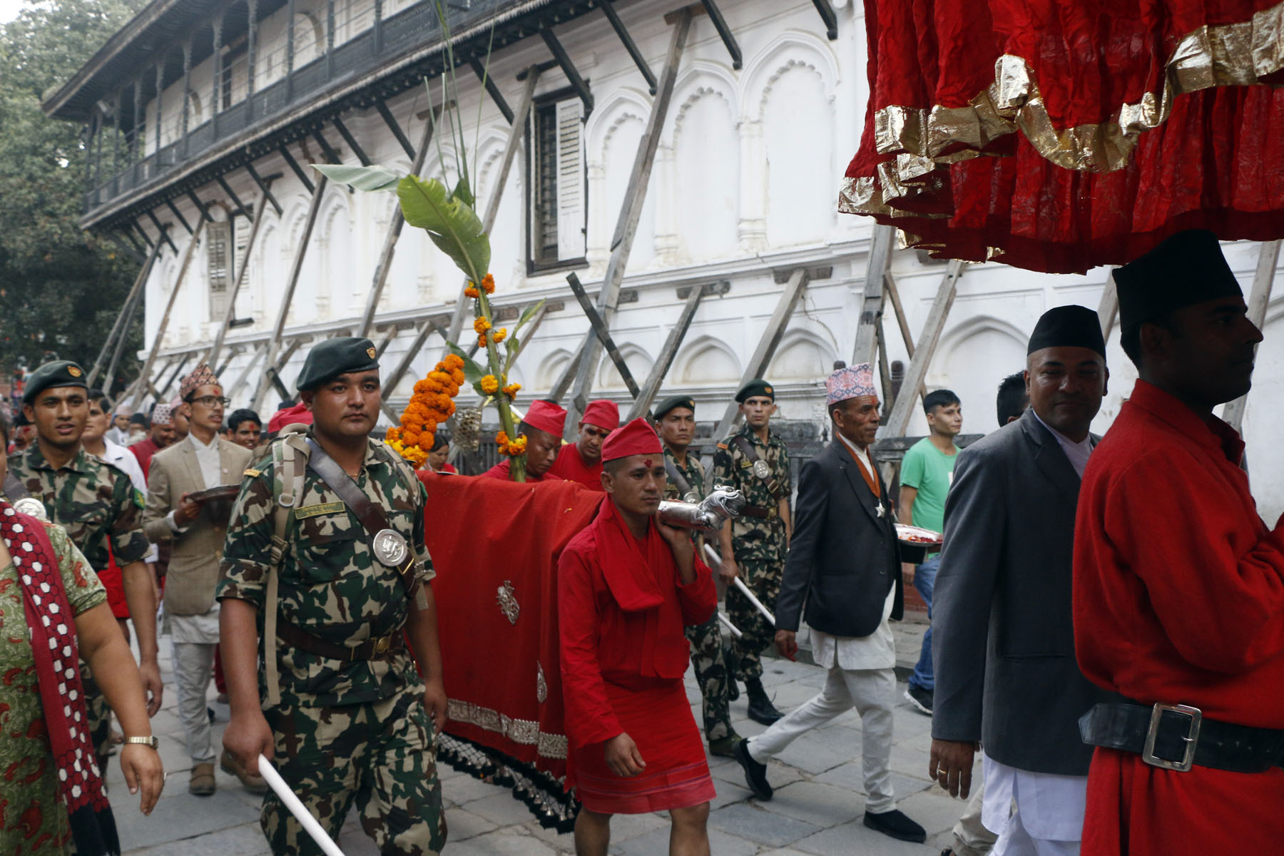 गोरखा बाट ल्याइएको फूलपाती हनुमानढोका भित्र्यायो(भिडियो सहित)
