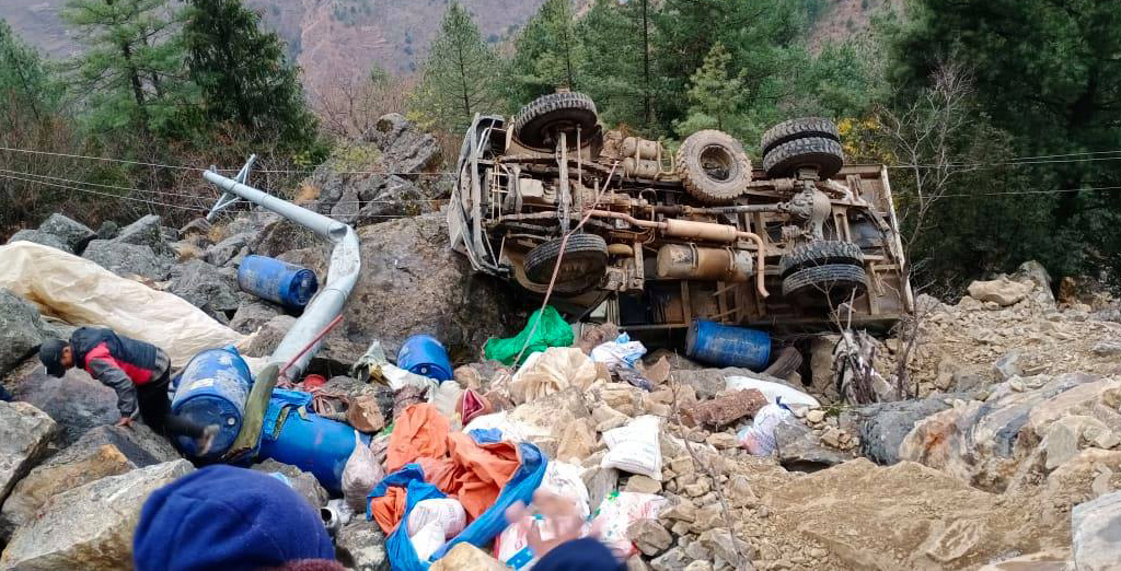 टिप्पर दुर्घटनामा तीनको मृत्यु