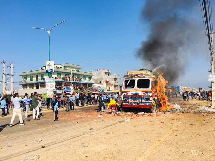 बालिकालाई ट्रकले ठक्कर दिएपछि तनाबग्रस्त भएकाे कोहलपुरलाई निषेधित क्षेत्र घोषणा