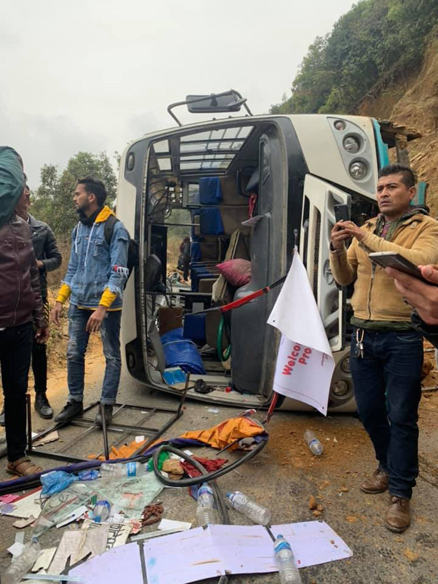 पिकनिक मनाउन हिडेको बस दुर्घटनामा, २२ घाइते