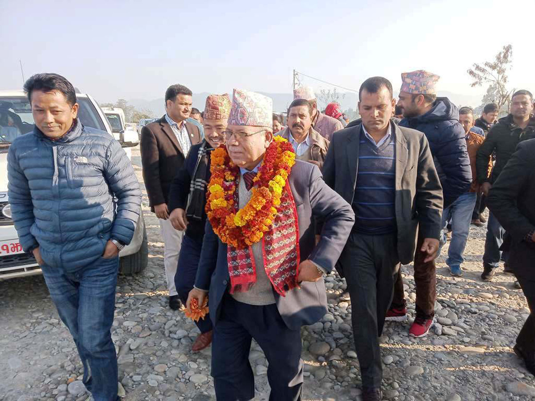 पूर्वप्रधानमन्त्री नेपालद्वारा महाकाली नदीमा निर्माणाधीन पुलको अवलोकन