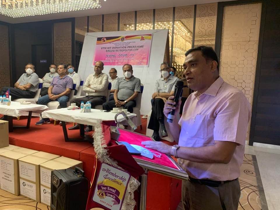 वीरगञ्जका उद्योगीद्वारा नारायणी क्षेत्रीय अस्पताललाई ४५ सय भिटिएम किट हस्तान्तरण