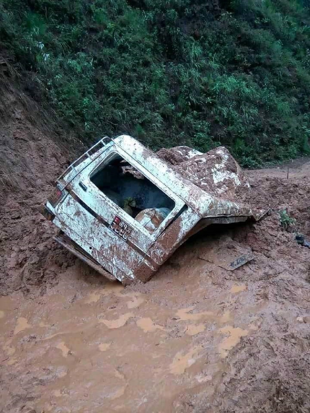पहिरामा पुरिएका चालकको मृत्यु
