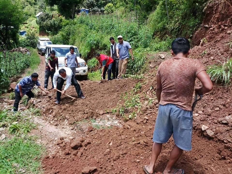 पहिरोले पुरिएर पाँचको मृत्यु, चार बेपत्ता