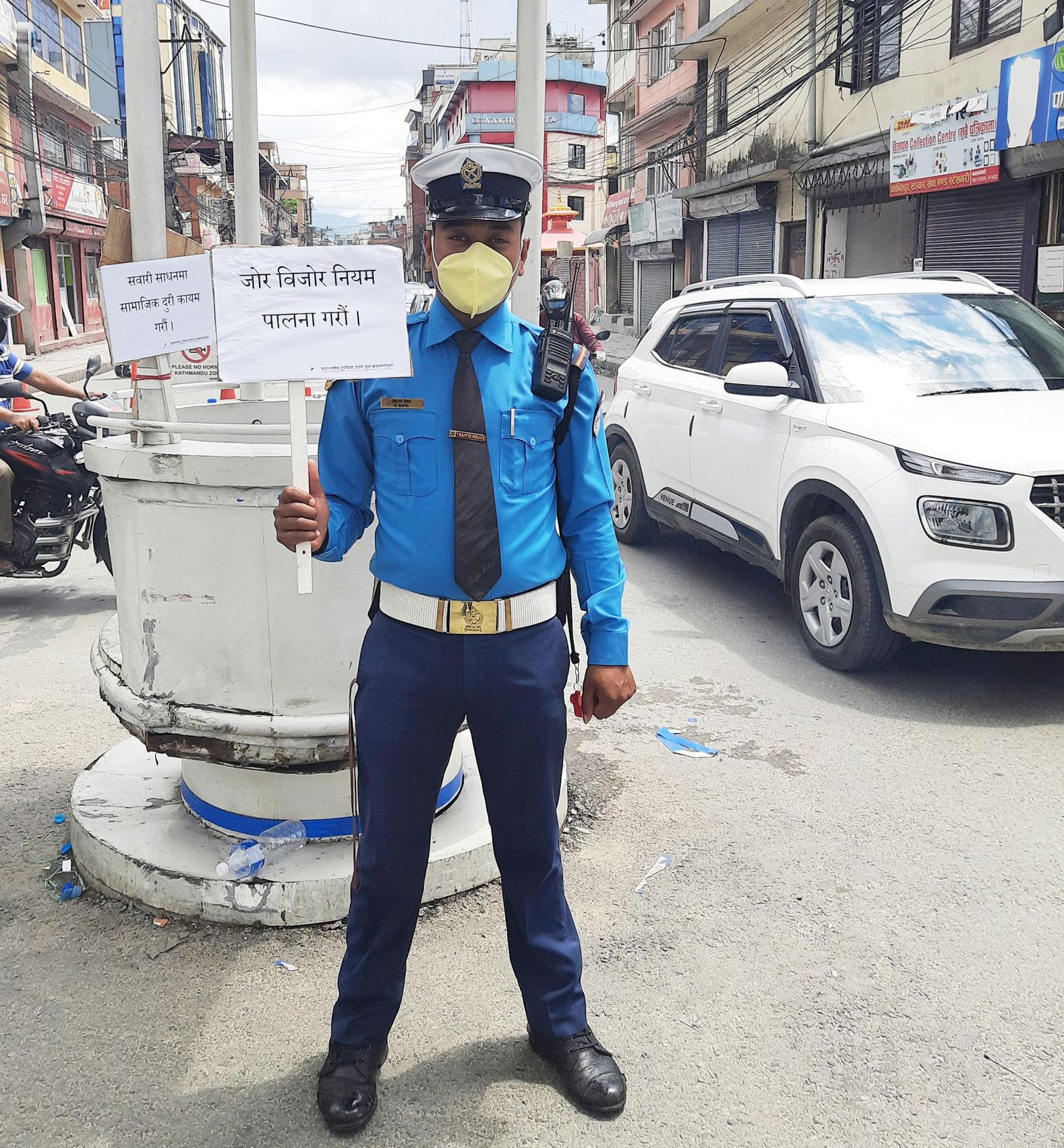 चोकचोकमा ट्राफिक प्रहरीले किन देखाए प्लेकार्ड