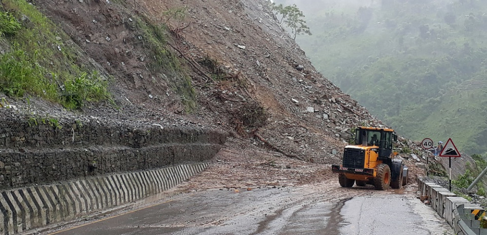 मुग्लिन-नौबिसे सडकखण्डमा पहिरो पन्छाउने काम तीव्र