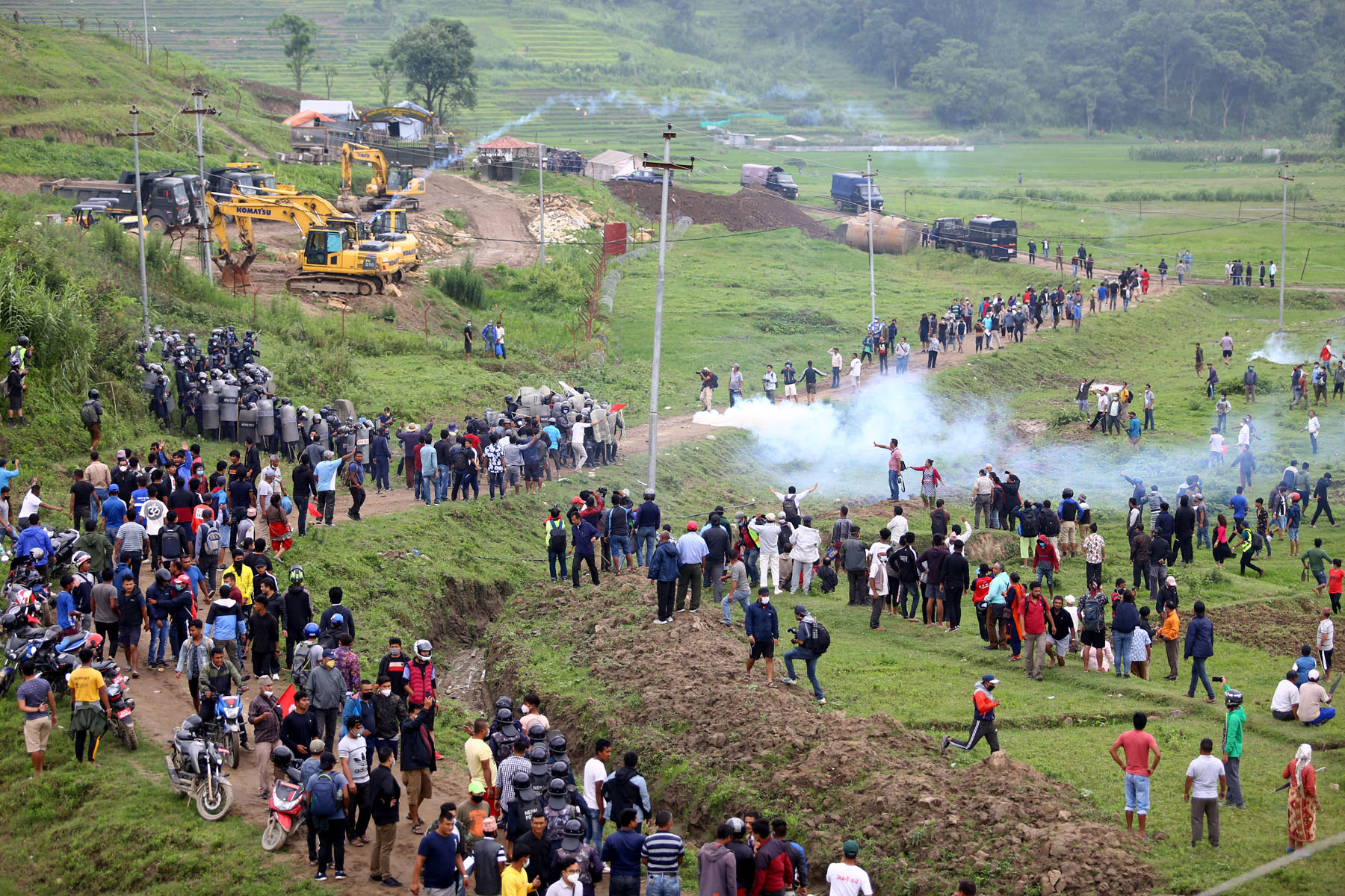 खोकनामा स्थानीयवासी र प्रहरीबीच झडप, सुरक्षाकर्मी र प्रदर्शनकारीतर्फ केही घाइते