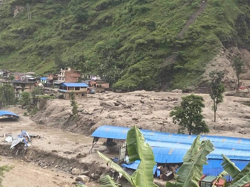 बाढीले सिन्धुपाल्चोकमा १६ घर बगेः दुईको मृत्यु, १८ जना बेपत्ता
