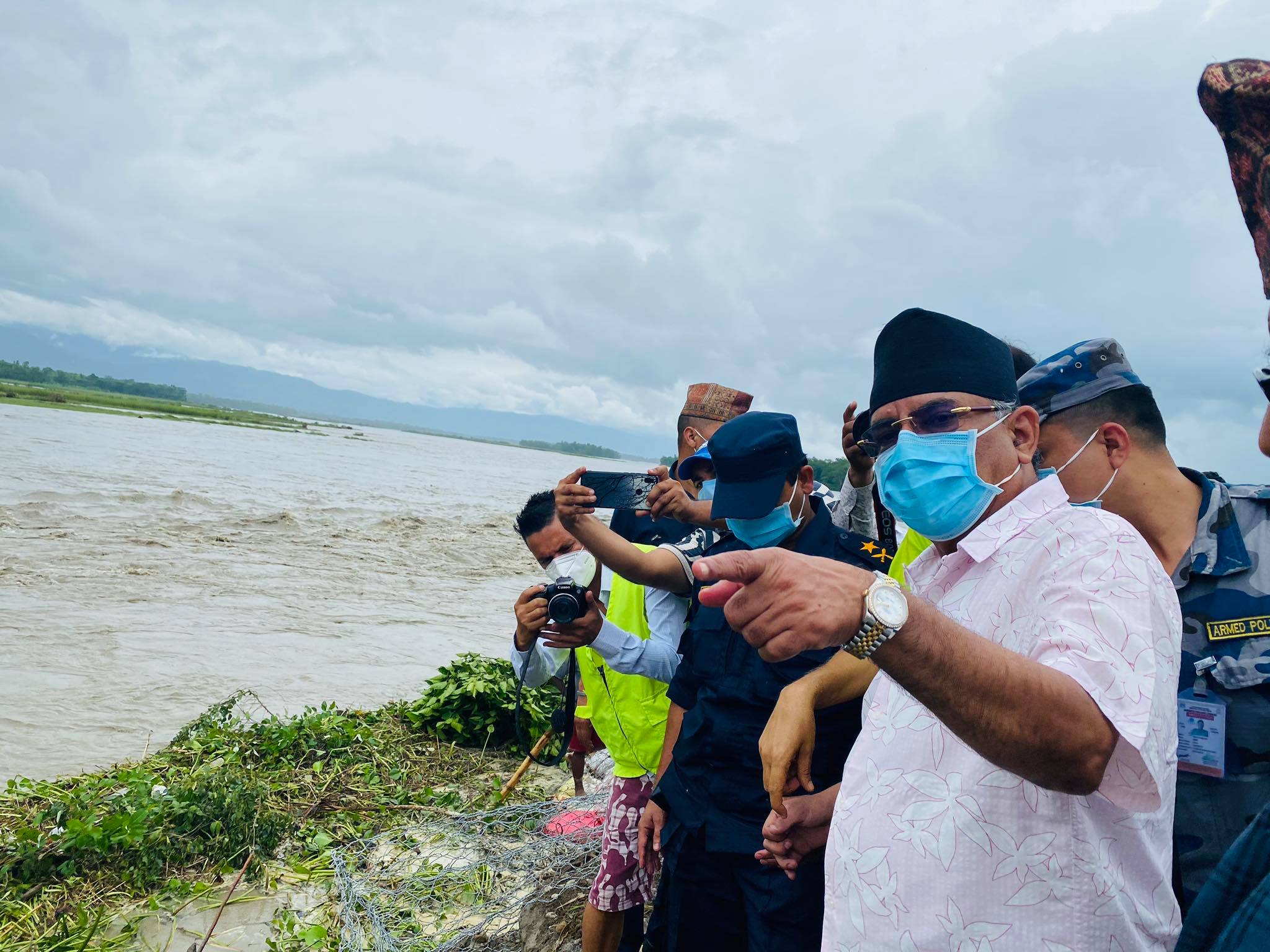 नेकपा अध्यक्ष दाहालद्वारा नारायणी र राप्ती नदी कटान क्षेत्रको स्थलगत निरीक्षण