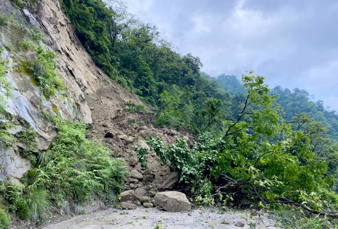 सहस्रधारामा पहिरो खस्दा मध्यपहाडी लोकमार्ग अवरुद्ध