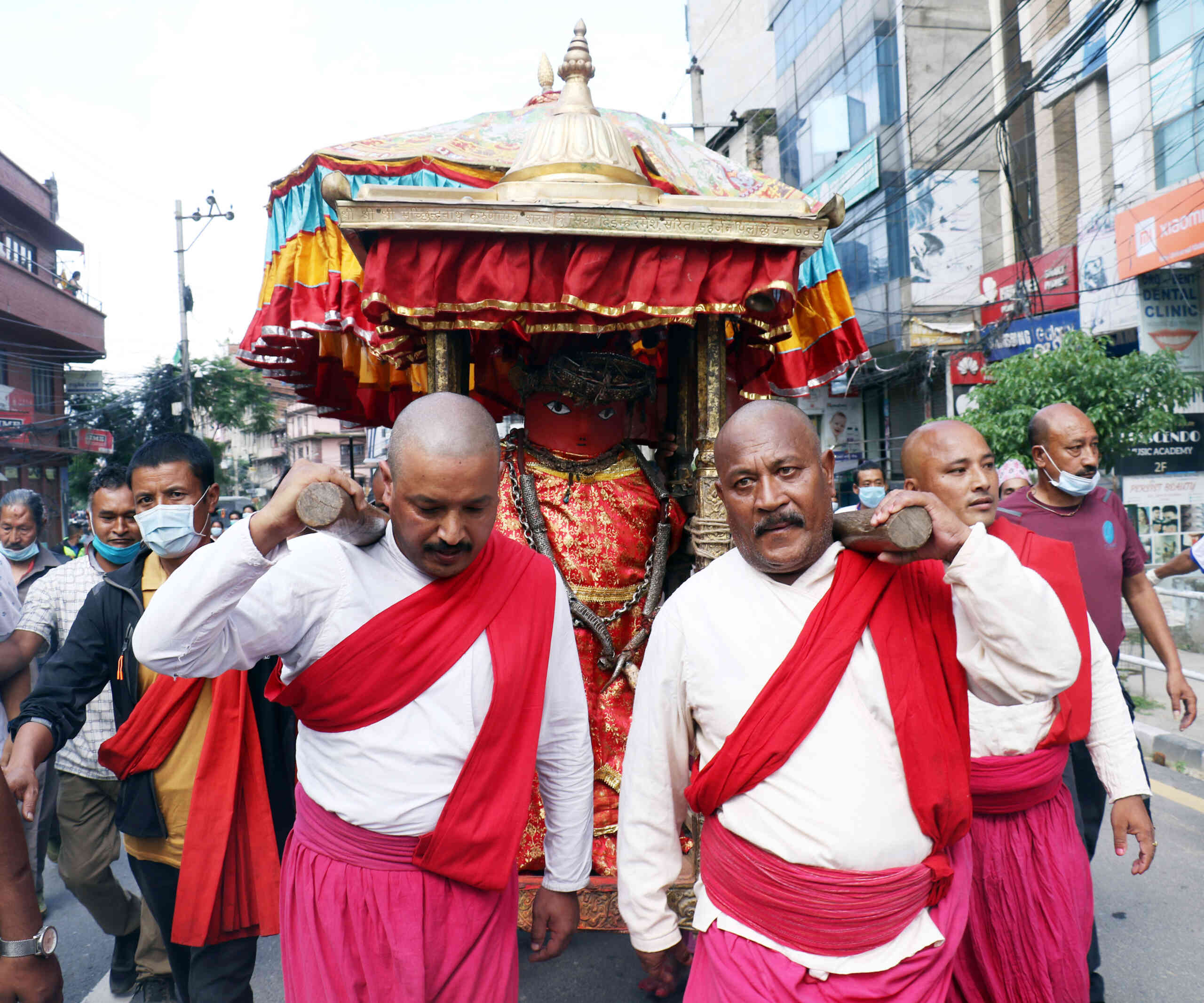 रातो मच्छिन्द्रनाथको मुर्ति बुङमतीमा लगियो