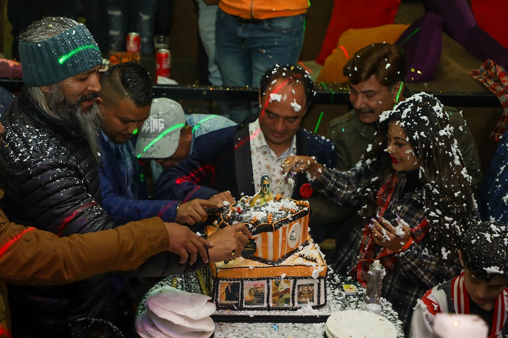 सलमानको जन्मोत्सव सेलिब्रेट, भुवन केसी, सुष्मा कार्कीले काटे बर्थ–डे केक