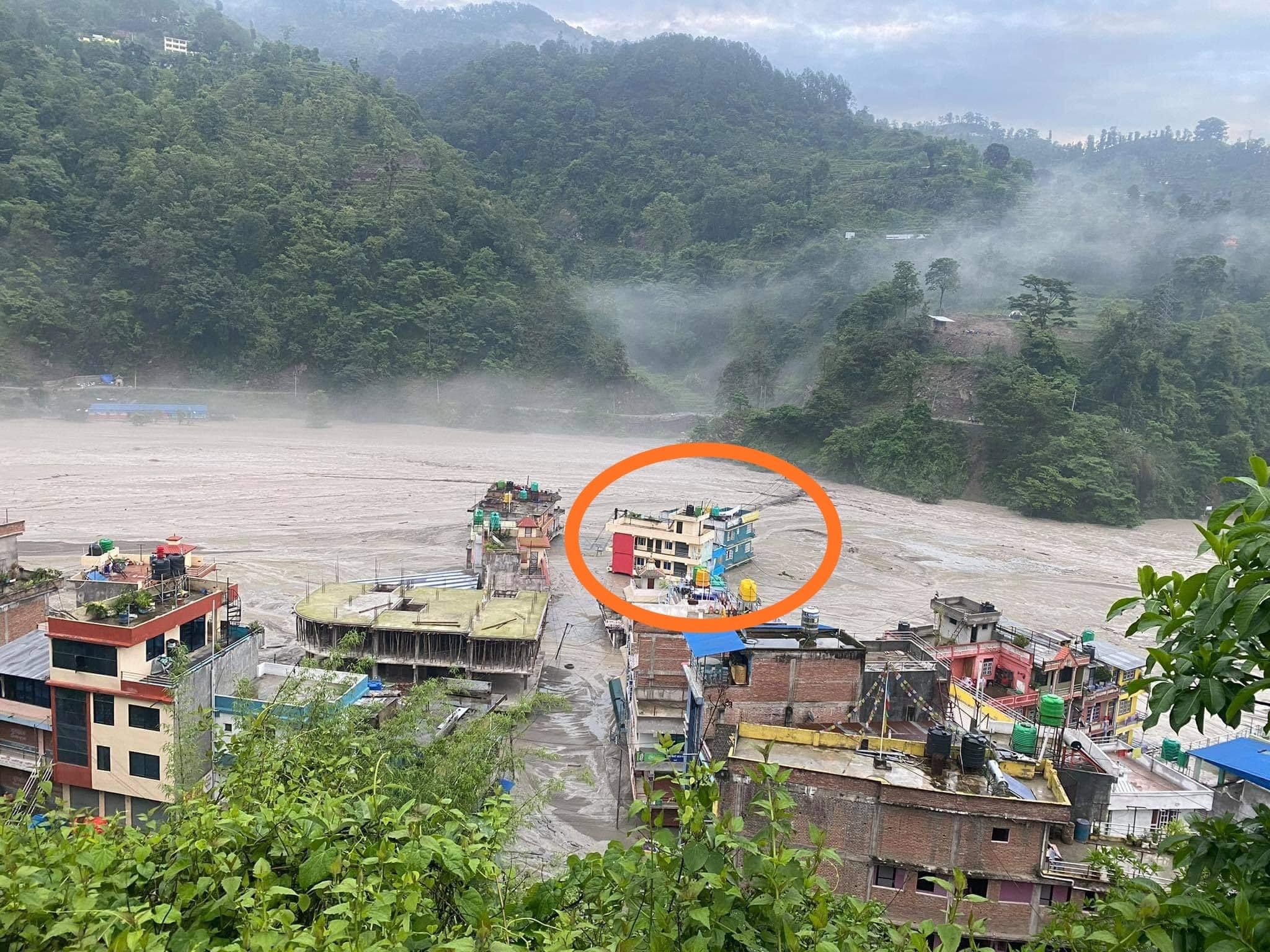 छतमा फसेका दुई जनाको हेलिकप्टर मार्फत उद्धार