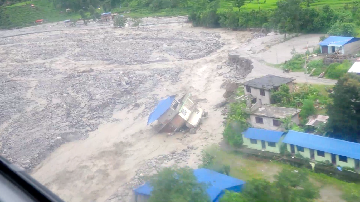 बाढीका कारण हेलम्बु र मेलम्चीका स्थानीयहरु त्रासमा बस्न बाध्य