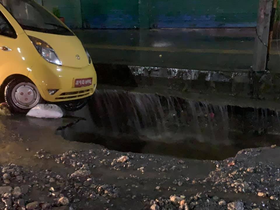 पोखराको सेलवेज अगाडीको सडक भाँसियो