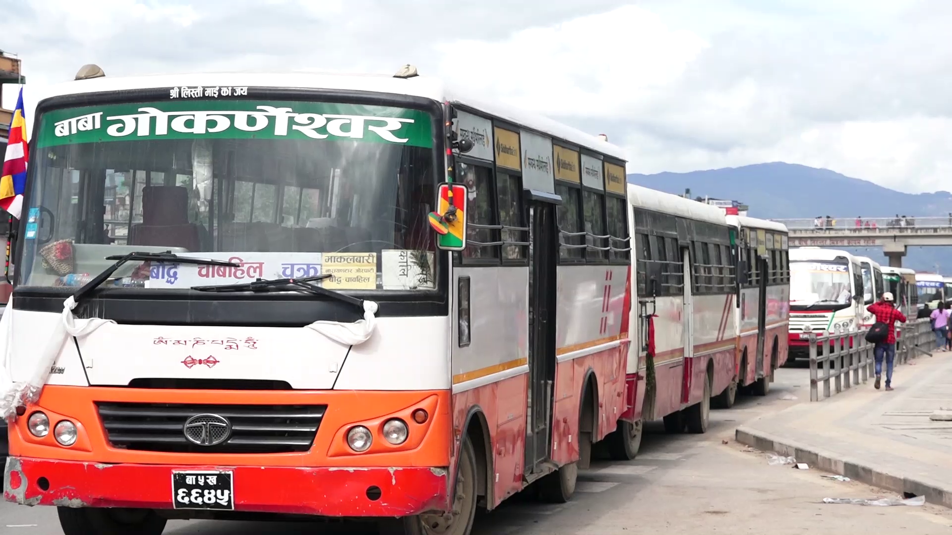 भाडा समायोजनको माग राख्दै सडकमा तेर्स्याएका बसहरु