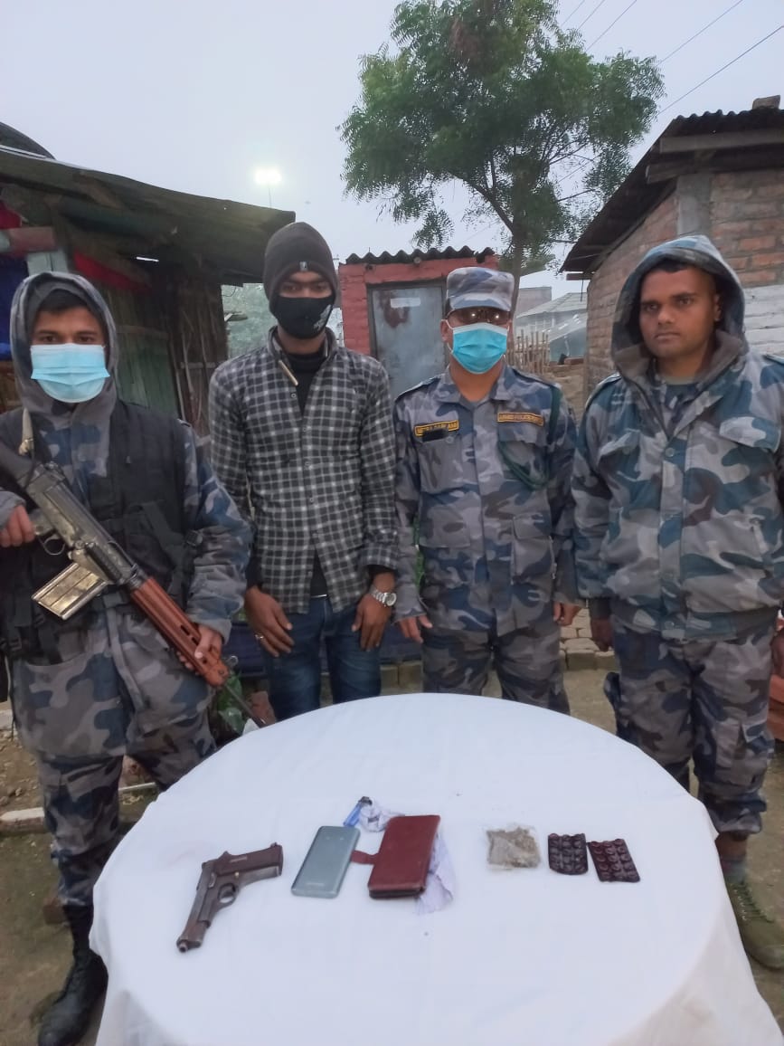 पेस्तोलसहित एक जना पक्राउ