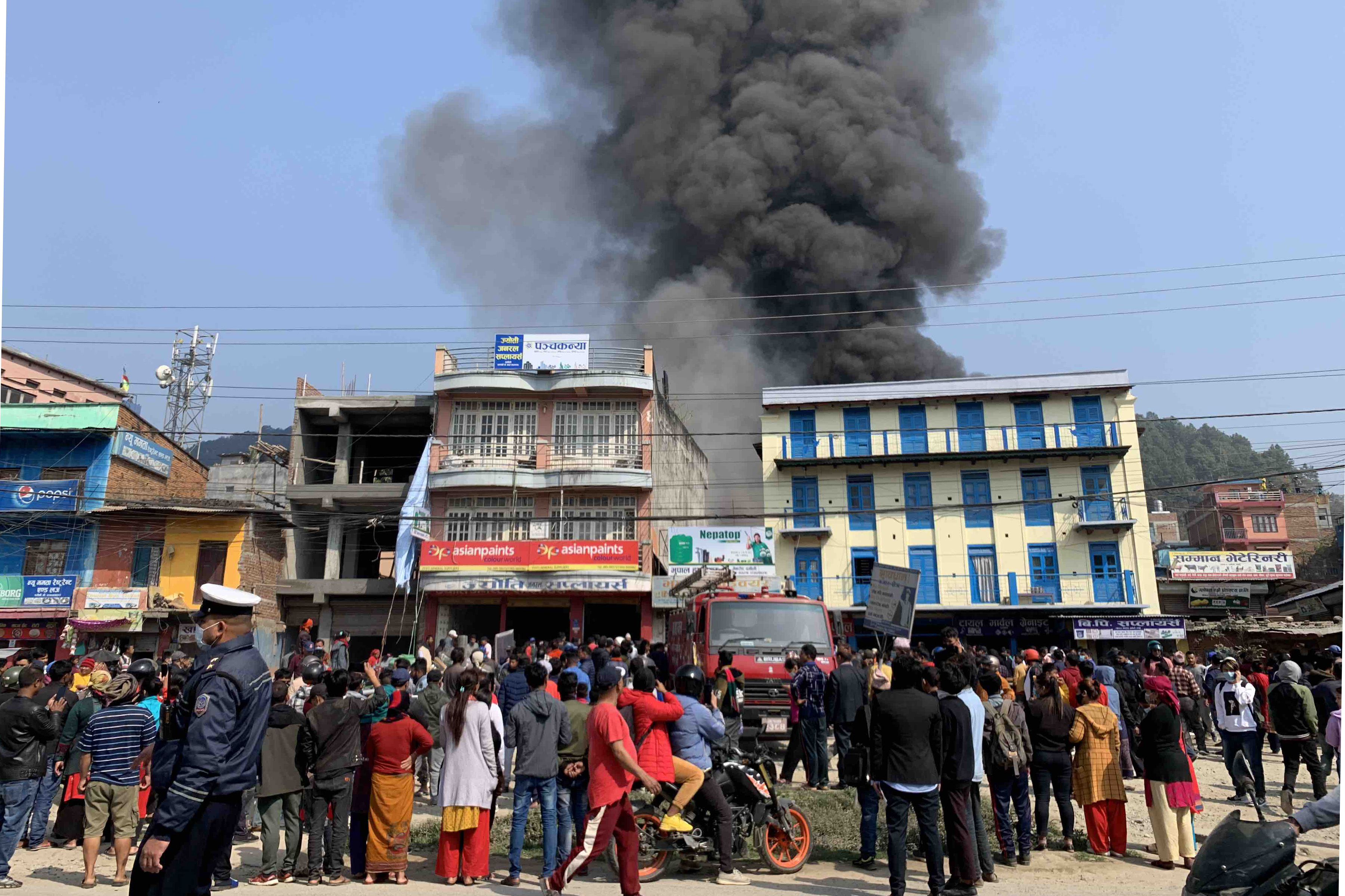 आगलागी नियन्त्रण नभएपछि हेलिकोप्टरबाट पानी हालिँदै