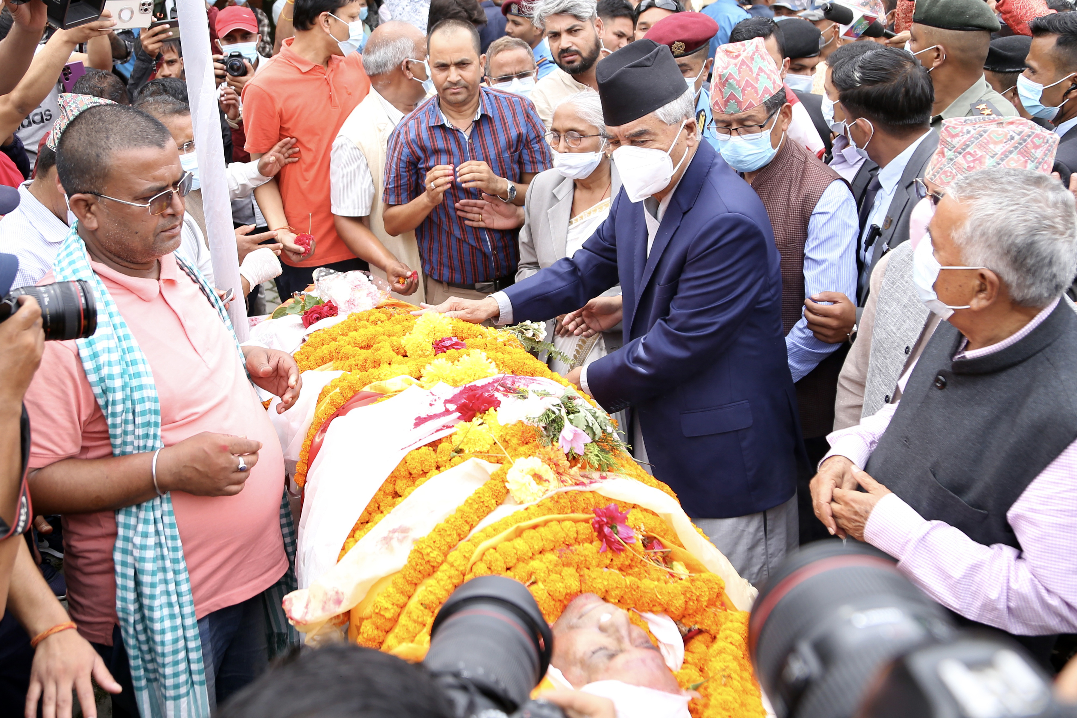 प्रधानमन्त्री देउवाबाट गिरीप्रति श्रद्धाञ्जली