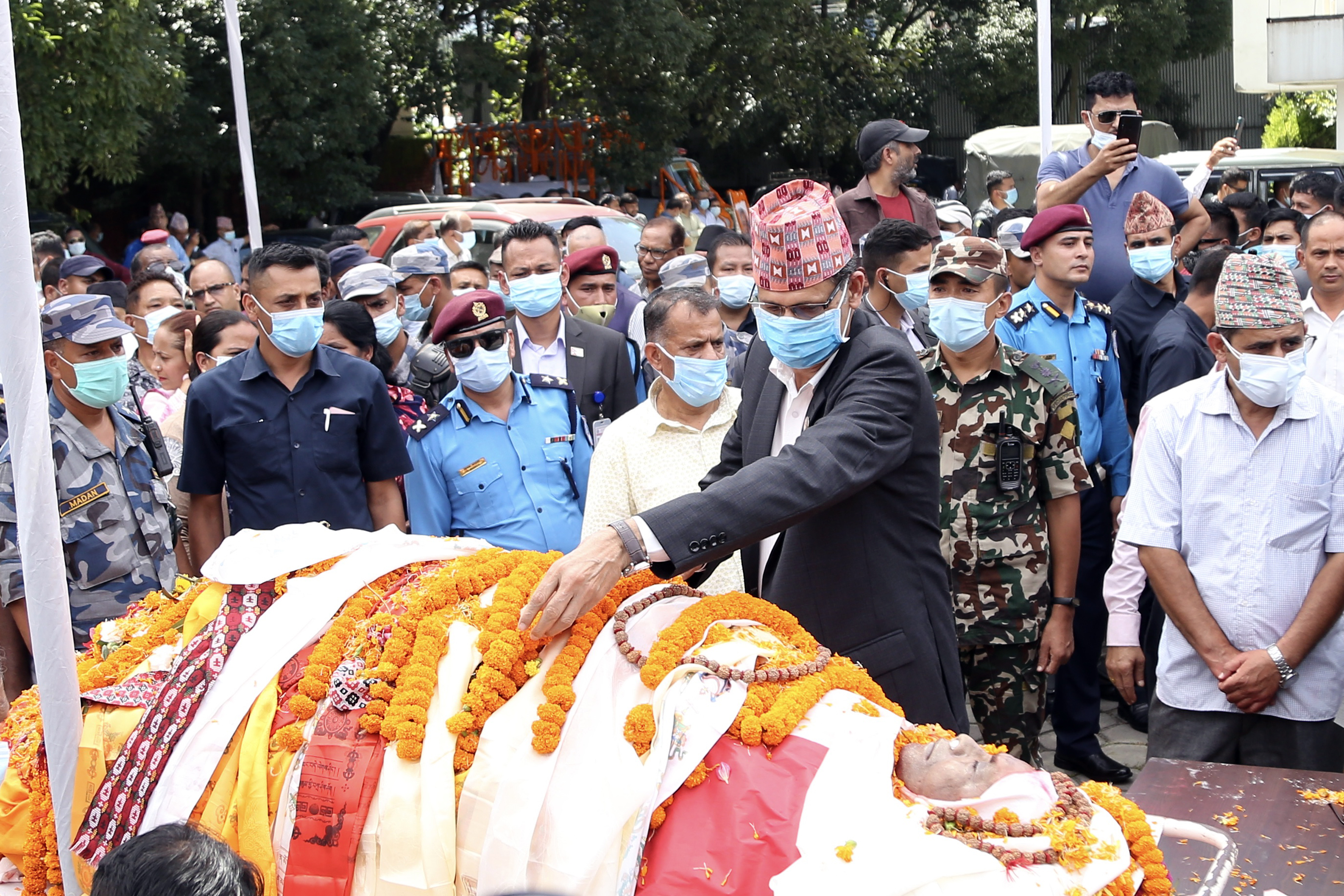 सभामुख, अध्यक्ष नेपाल र डा भट्टराईबाट गिरीप्रति श्रद्धाञ्जली