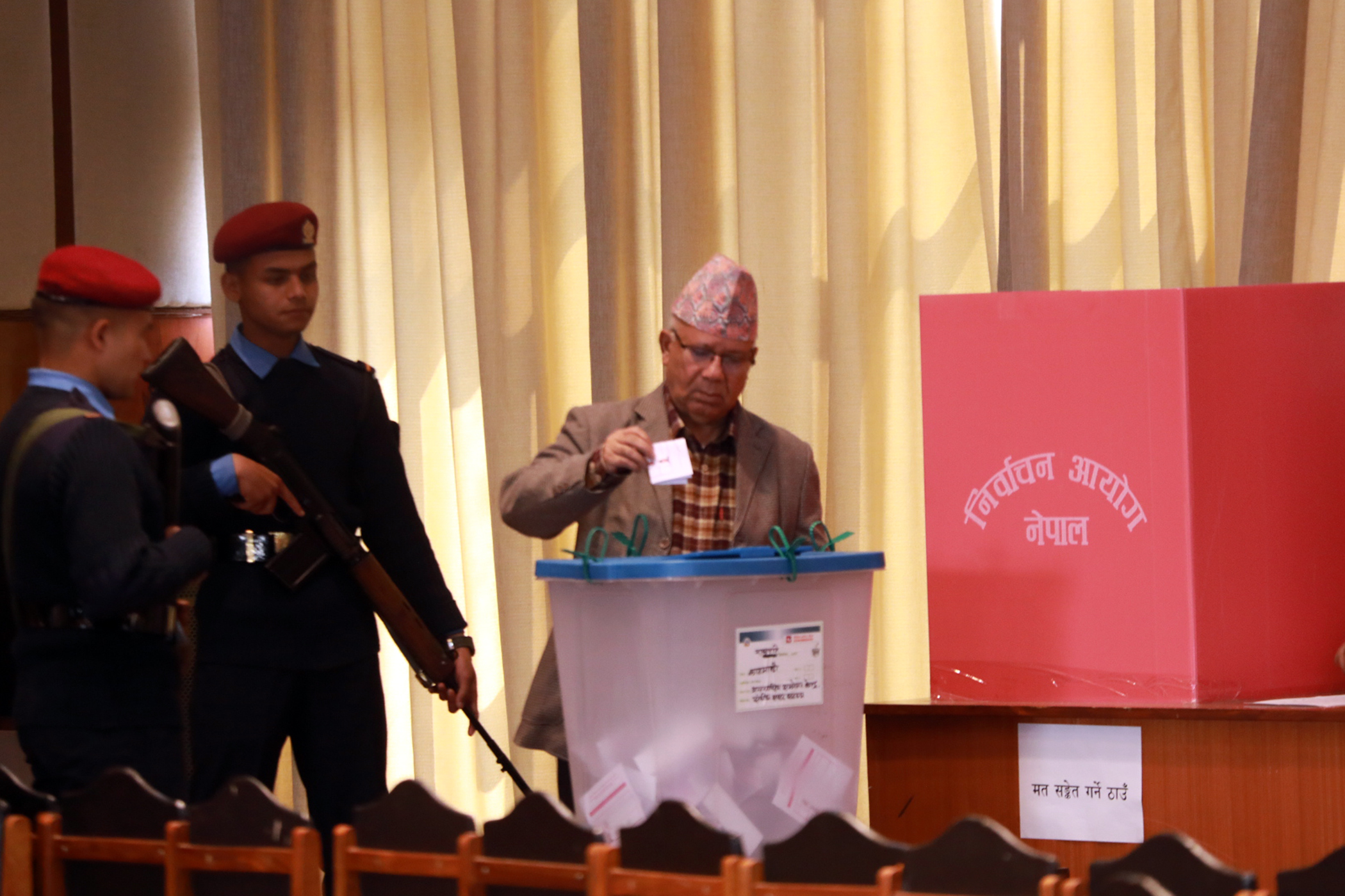 एकीकृत समाजवादीका अध्यक्ष नेपालद्वारा मतदान